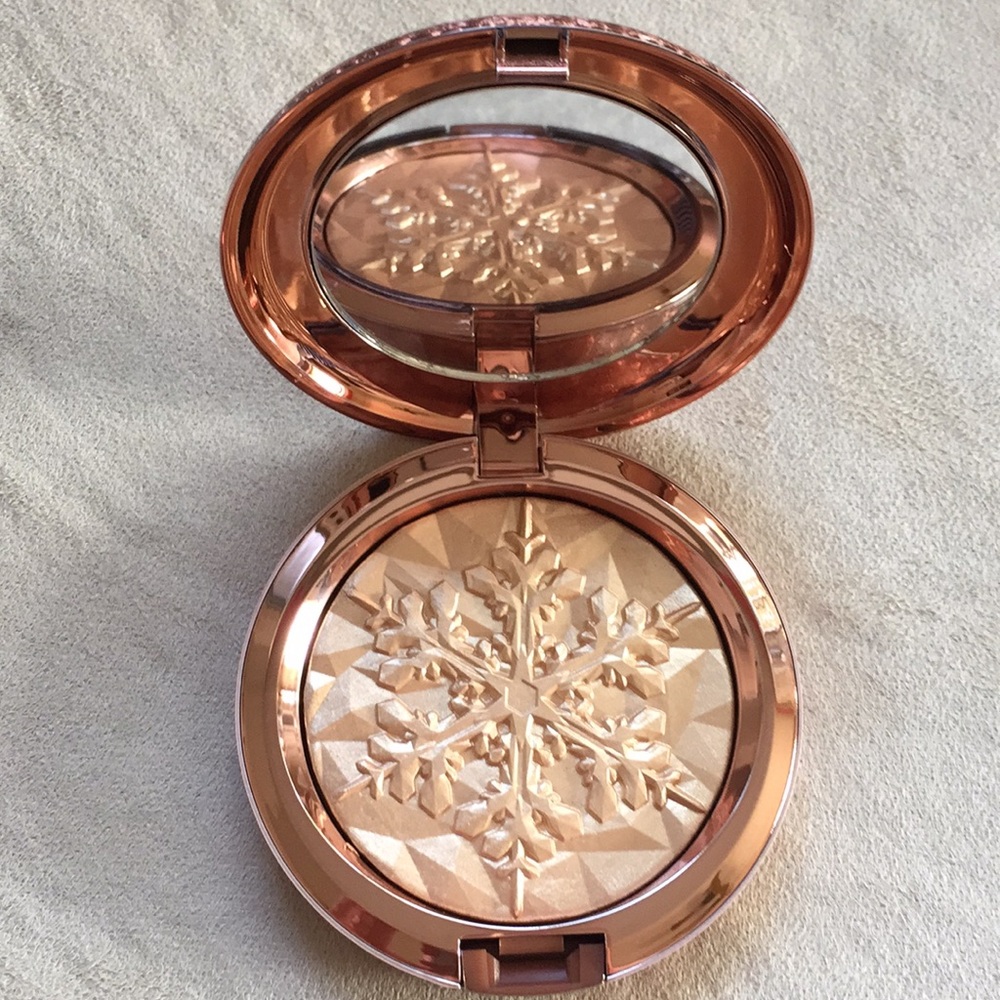**SOLD** Mac Holiday Snow Ball Face Bag in Gold - Picture 2 of 4